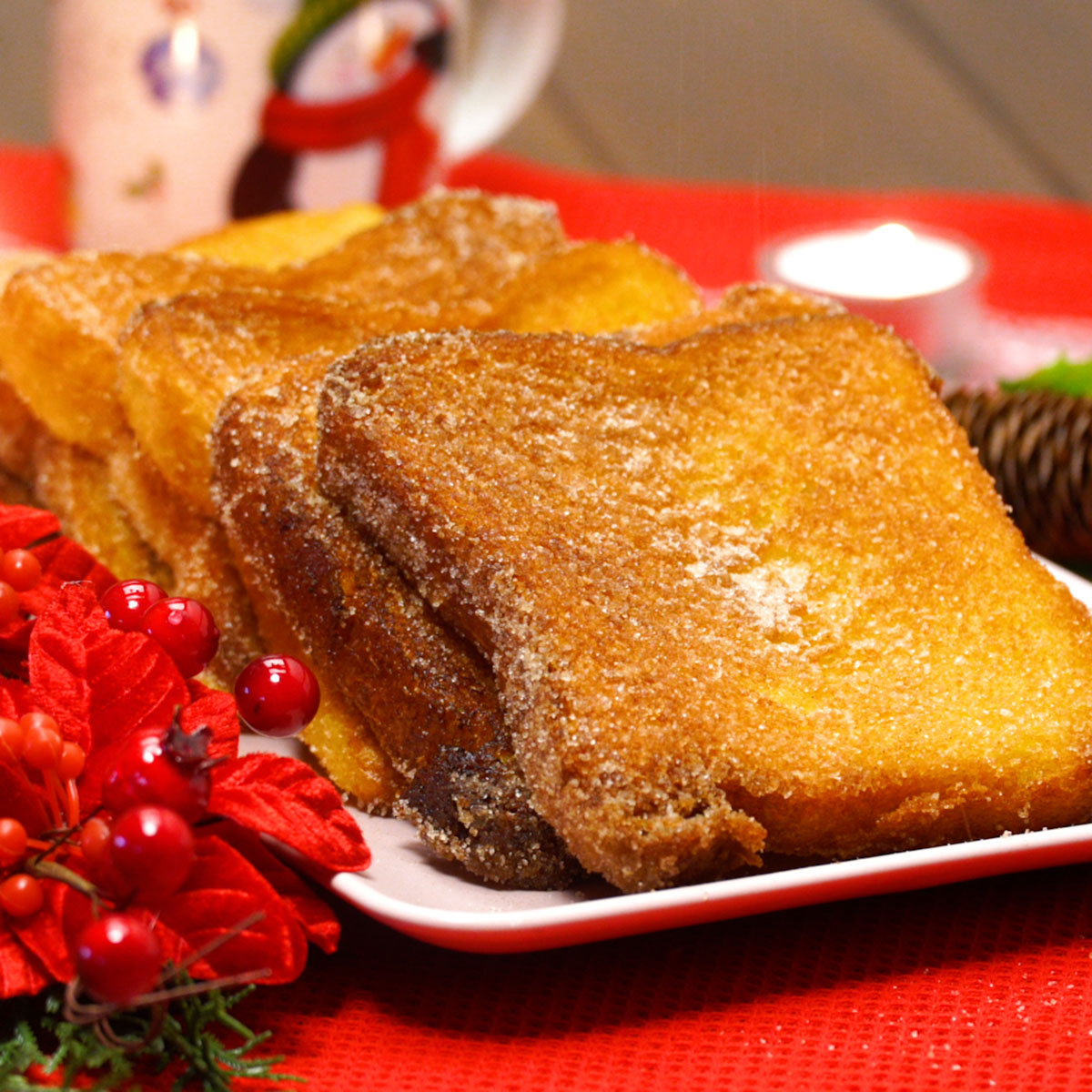 Rabanadas de Natal prontas para servir com açúcar e canela.