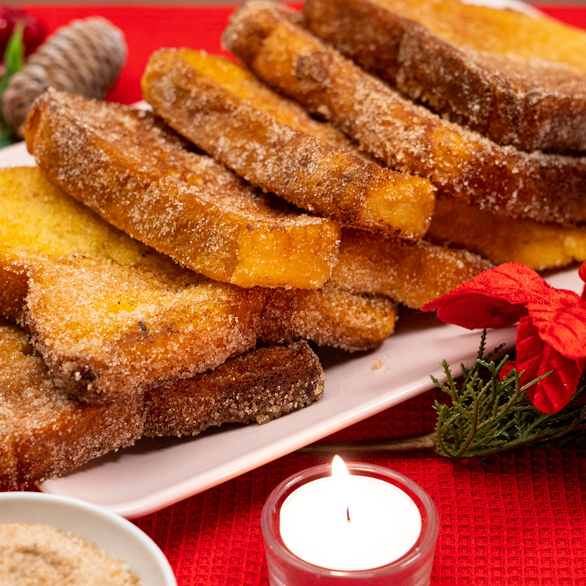Empratamento rabanadas de Natal polvilhados no açúcar.