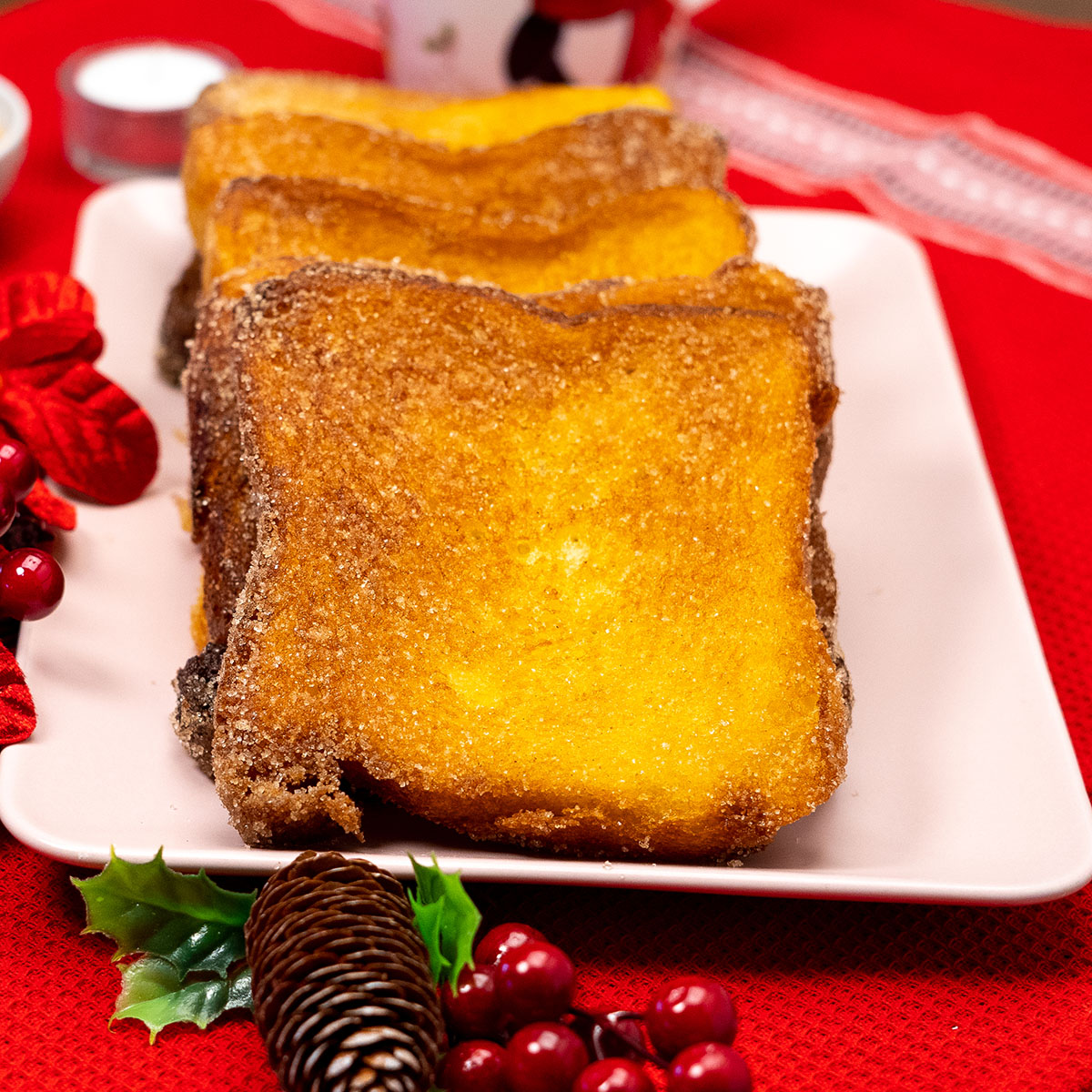 Empratamento rabanadas de Natal polvilhados no açúcar.