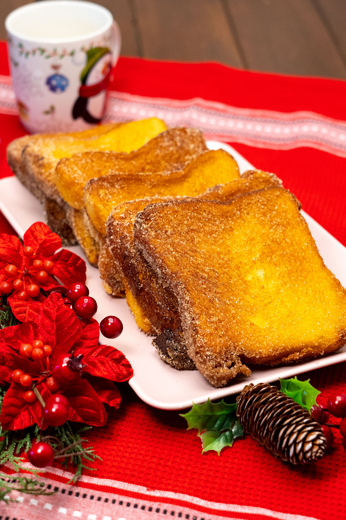 Empratamento rabanadas de Natal polvilhados no açúcar.