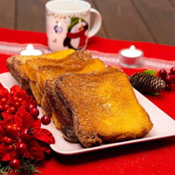 Empratamento rabanadas de Natal polvilhados no açúcar.
