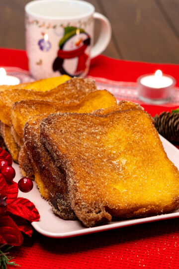 Empratamento rabanadas de Natal polvilhados no açúcar.