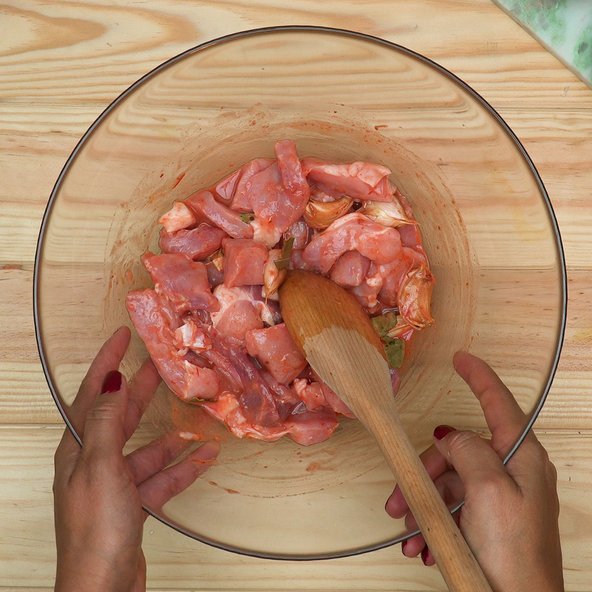 Carne de porco a marinar com temperos tradicionais para rojões à portuguesa.