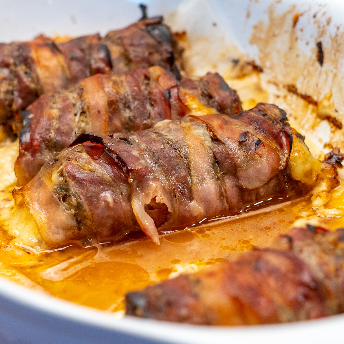 Travessa com rojões de carne moída assados e pronto para serem servidos.
