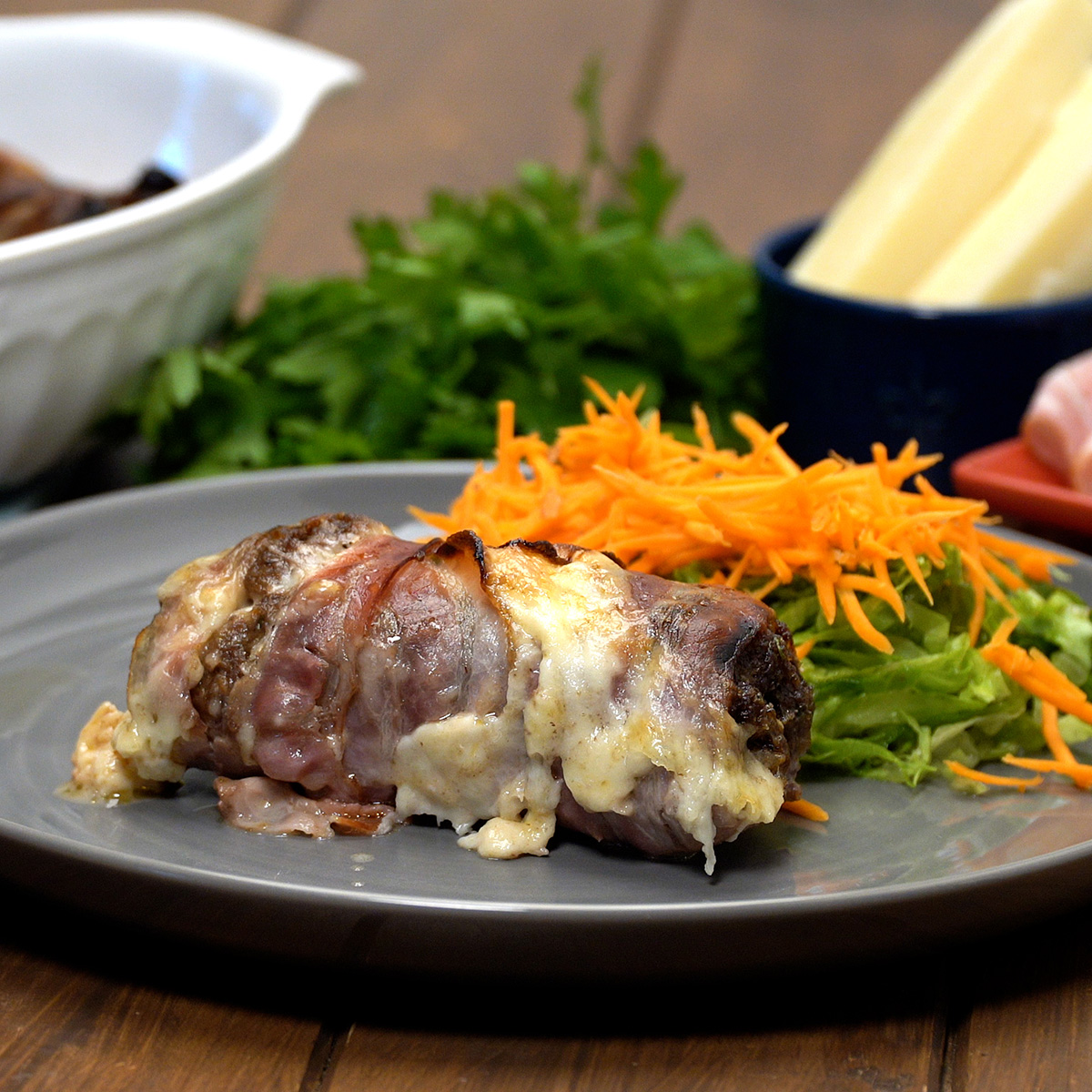 Rojões de carne moída recheados servidos com salada fresca.
