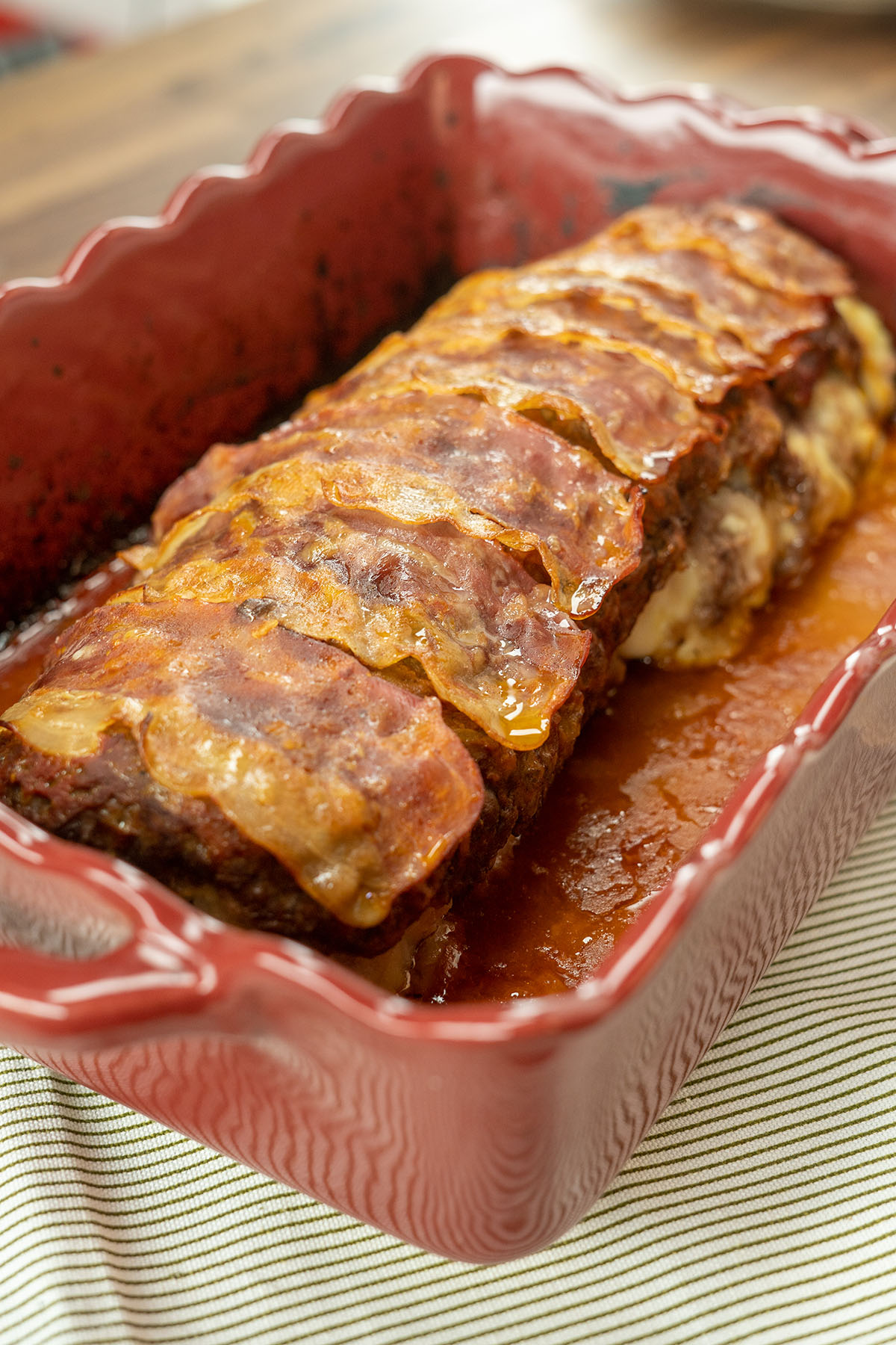 Rolo de carne moída recheada com purê e queijo pronto para servir.