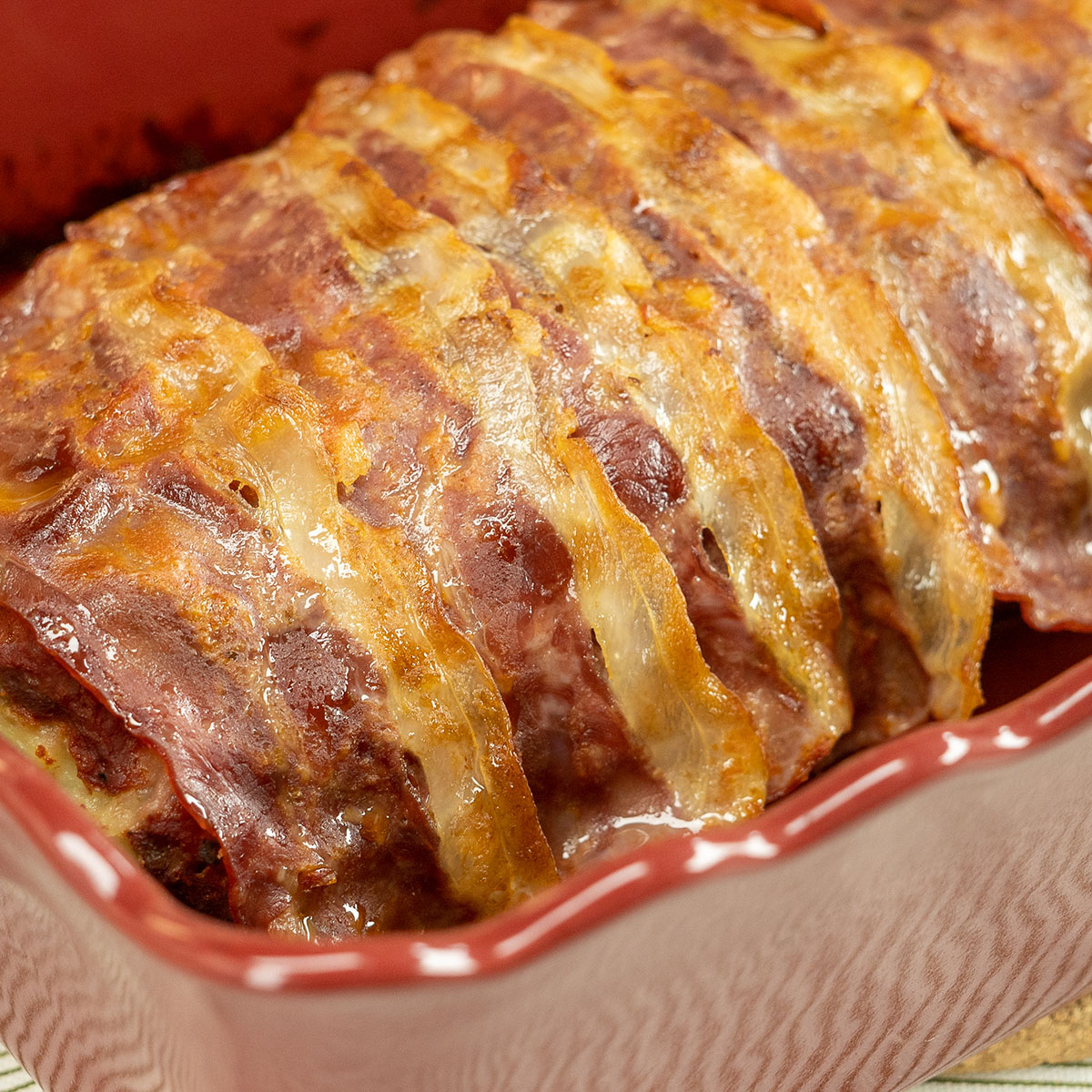 Rolo de carne moída recheada com purê e queijo pronto para servir.