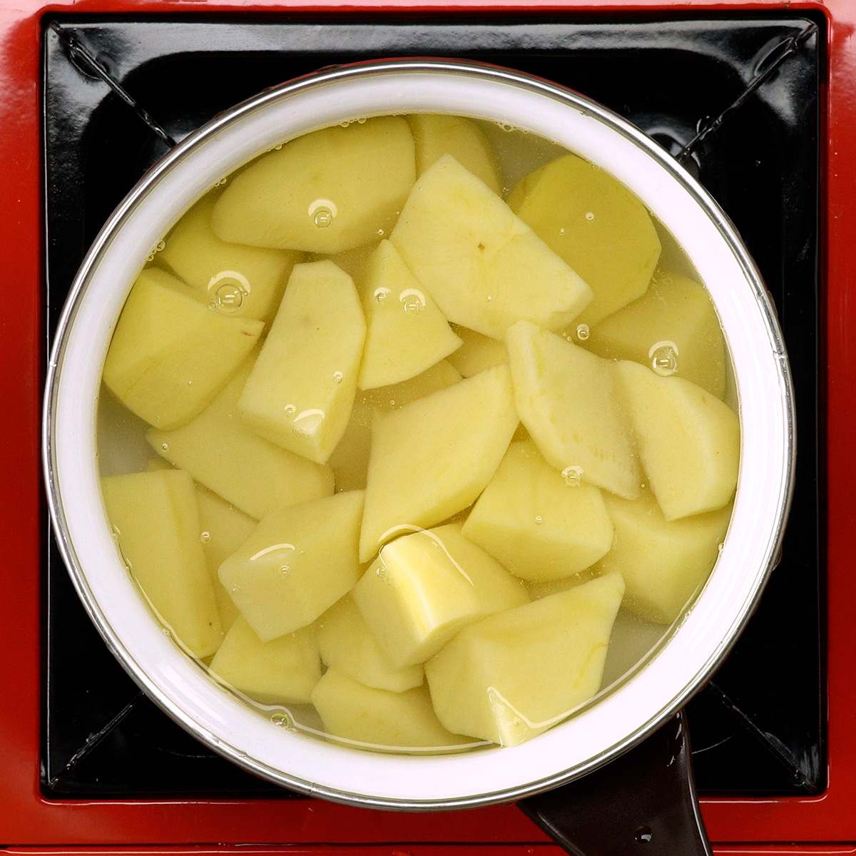 Batatas cozidas e escorridas prontas para o preparo do purê do rolo de carne moída recheado.