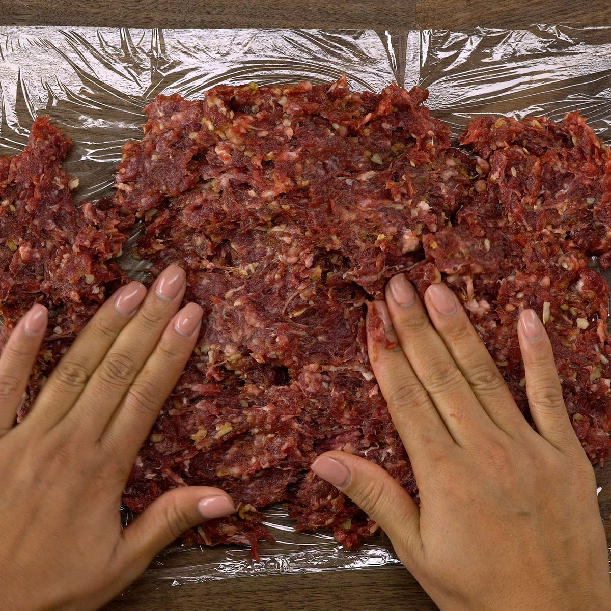 Carne moída aberta em formato retangular para receber o recheio.