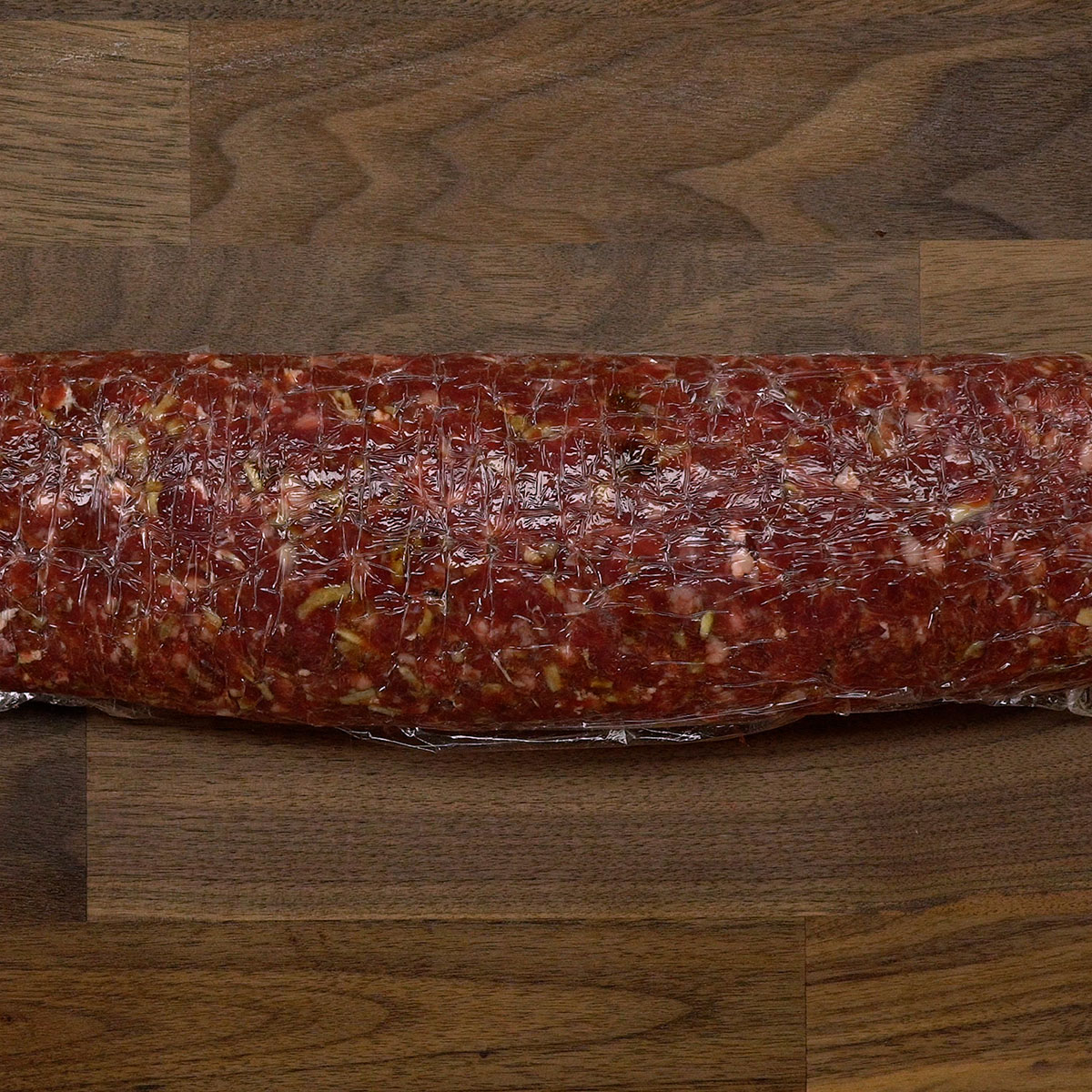 Rolo de carne moída sendo modelado antes de ir ao forno.