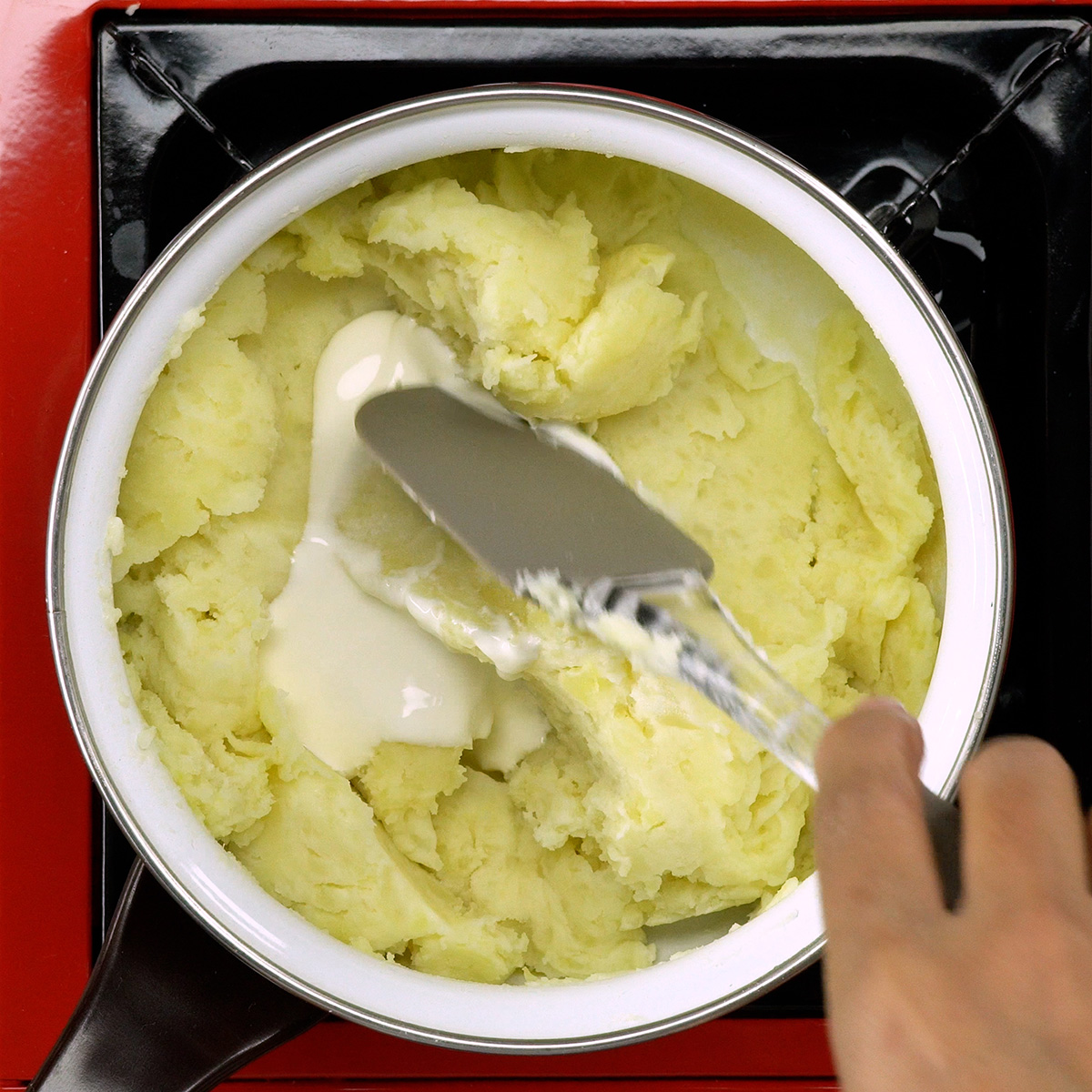 Purê de batata cremoso preparado para rechear o rolo de carne moída.