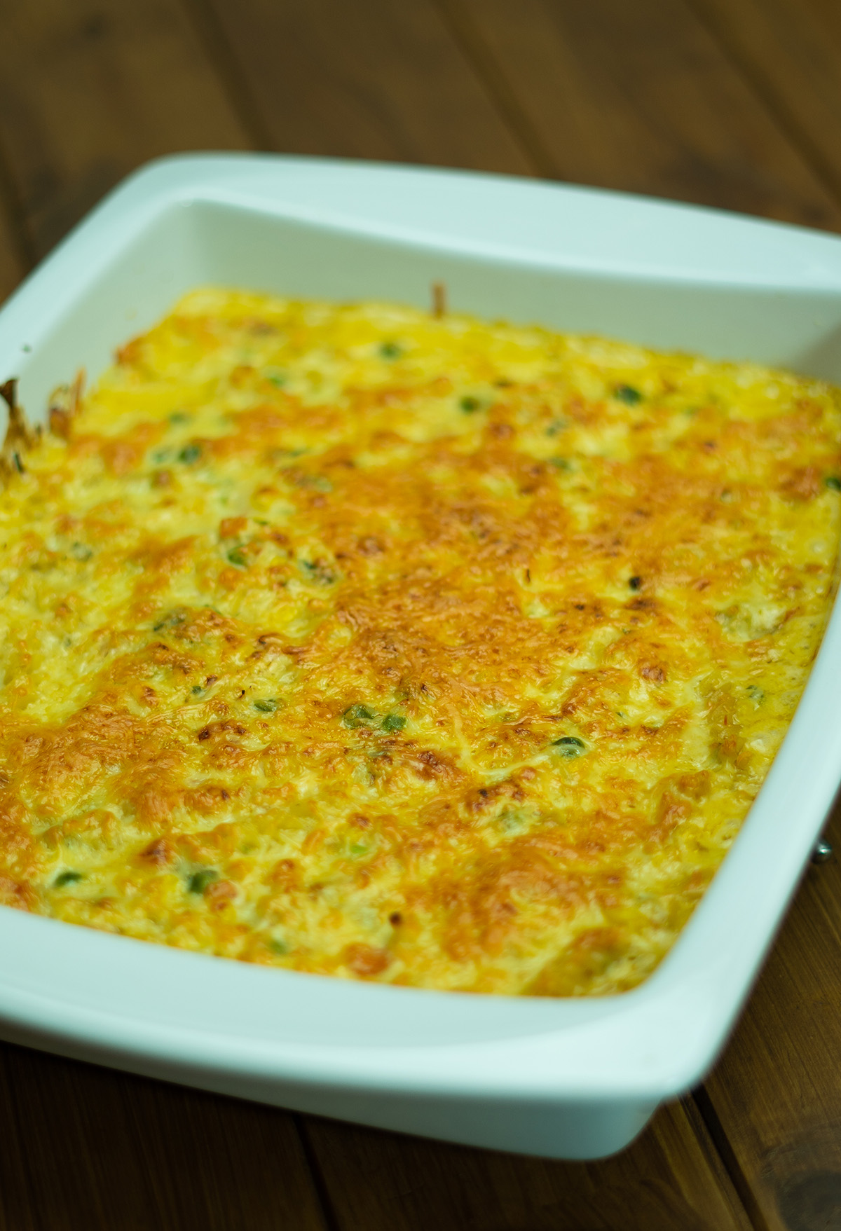 Travessa com macarrão gratinado com frango pronto para ser servido.