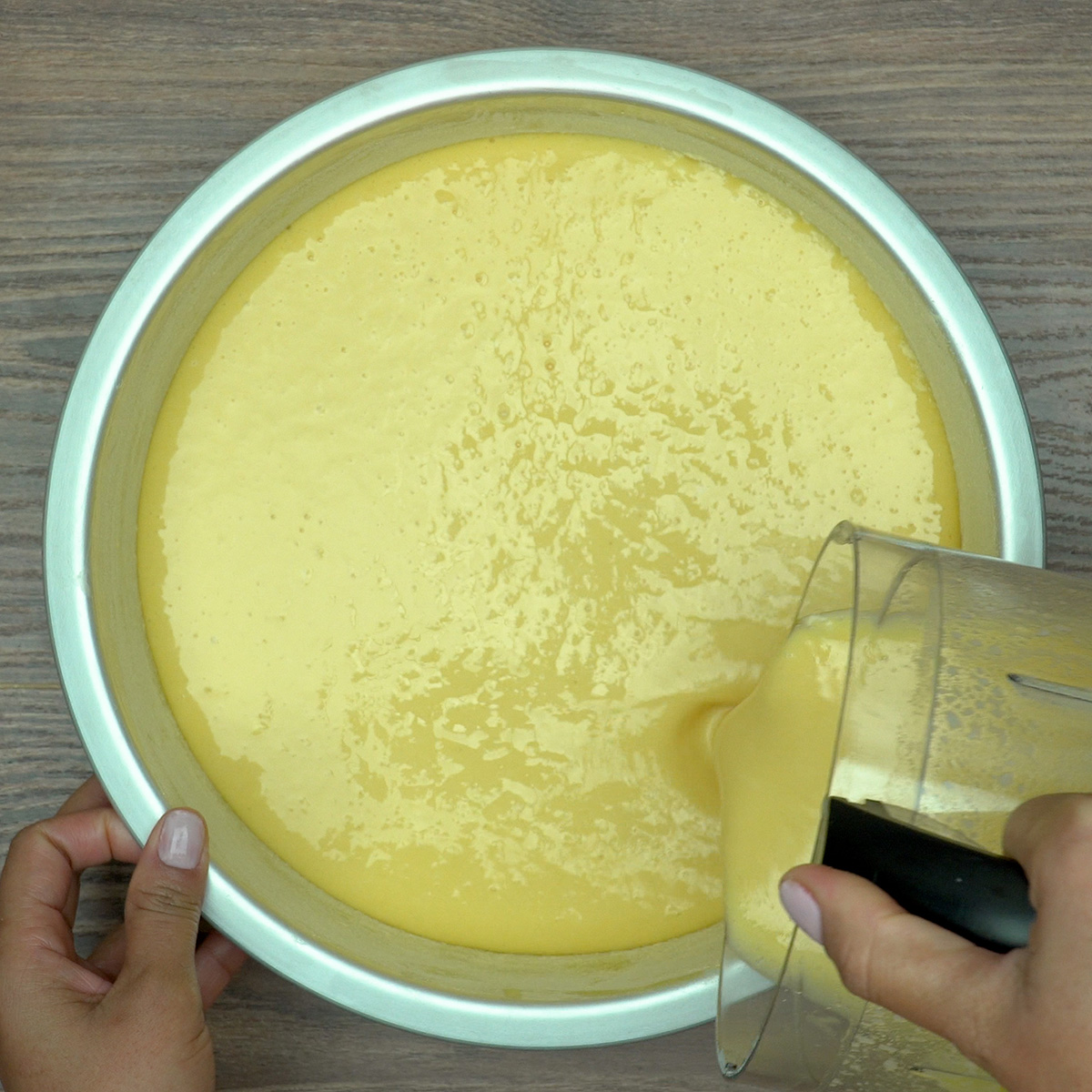 Primeira camada da massa do bolo de fubá com goiabada espalhada na forma.