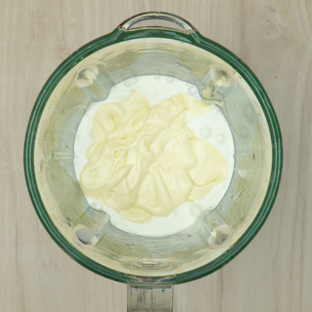 Creme de milho sendo preparado no liquidificador com requeijão e creme de leite.