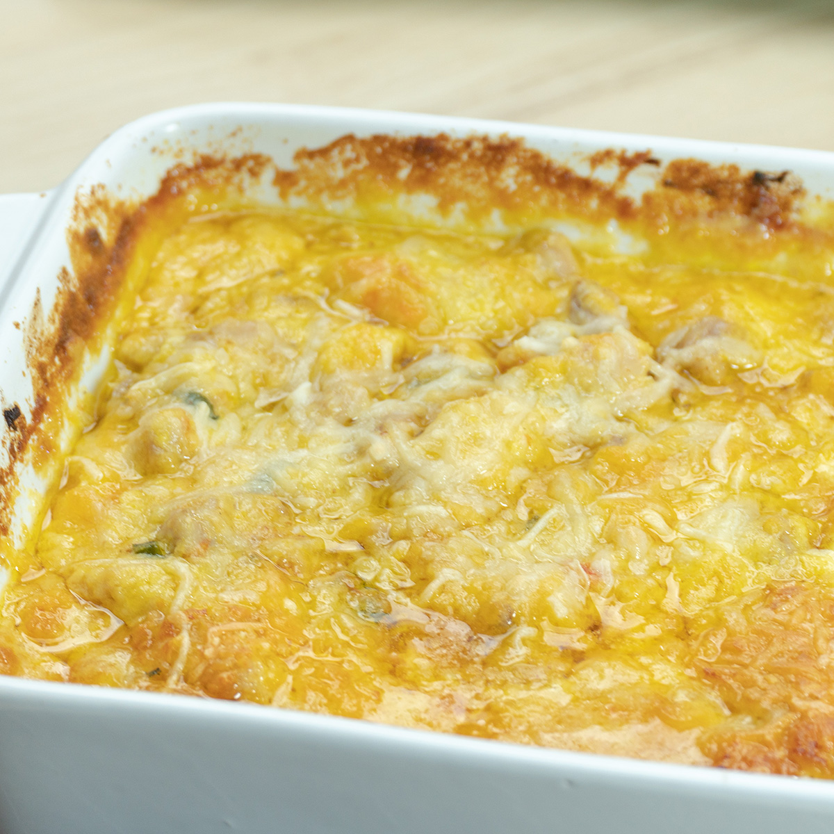 Frango com creme de milho com queijo gratinado pronto para ser servido.