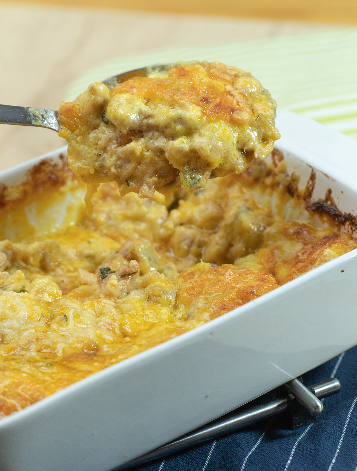 Frango com creme de milho com queijo gratinado pronto servindo.