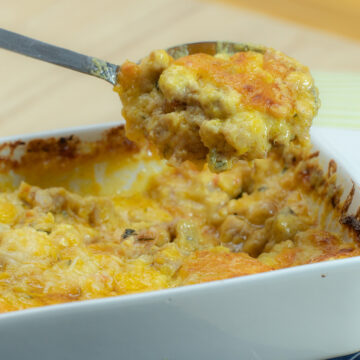 Frango com creme de milho com queijo gratinado pronto servindo.