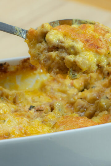 Frango com creme de milho com queijo gratinado pronto servindo.