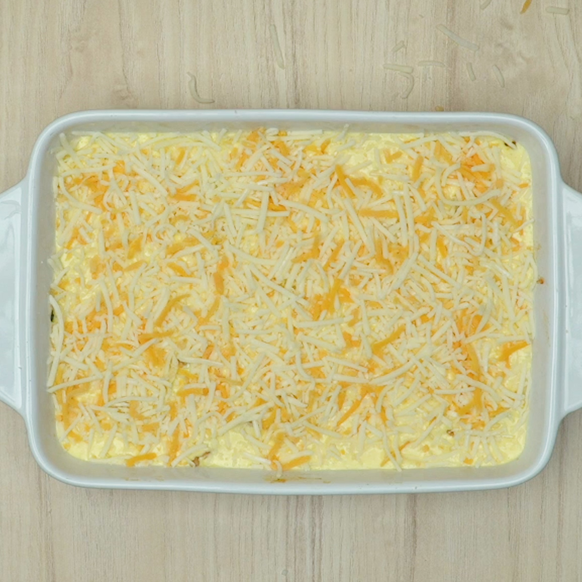Frango com creme de milho indo ao forno finalizado com cheddar e muçarela.